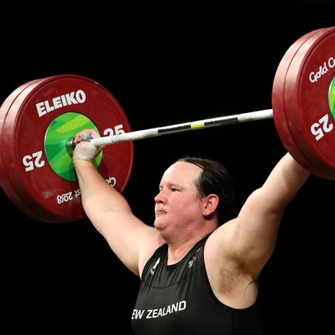 Gewichtheberin Laurel Hubbard stemmt eine Langhantel mit 50 Kilogramm-Gewichten