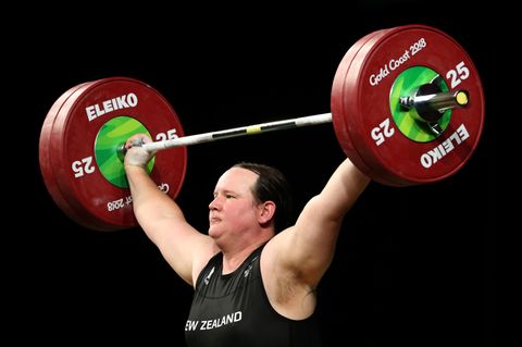 Gewichtheberin Laurel Hubbard stemmt eine Langhantel mit 50 Kilogramm-Gewichten