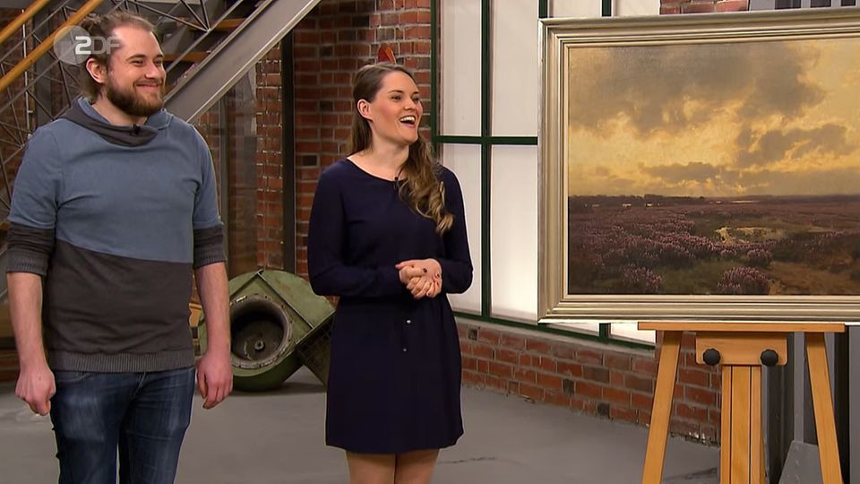 Helen und Jens Riegler stehen im Studio von Bares für Rares neben ihrem Gemälde