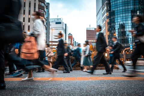 Menschen in Japan auf dem Weg zur Arbeit