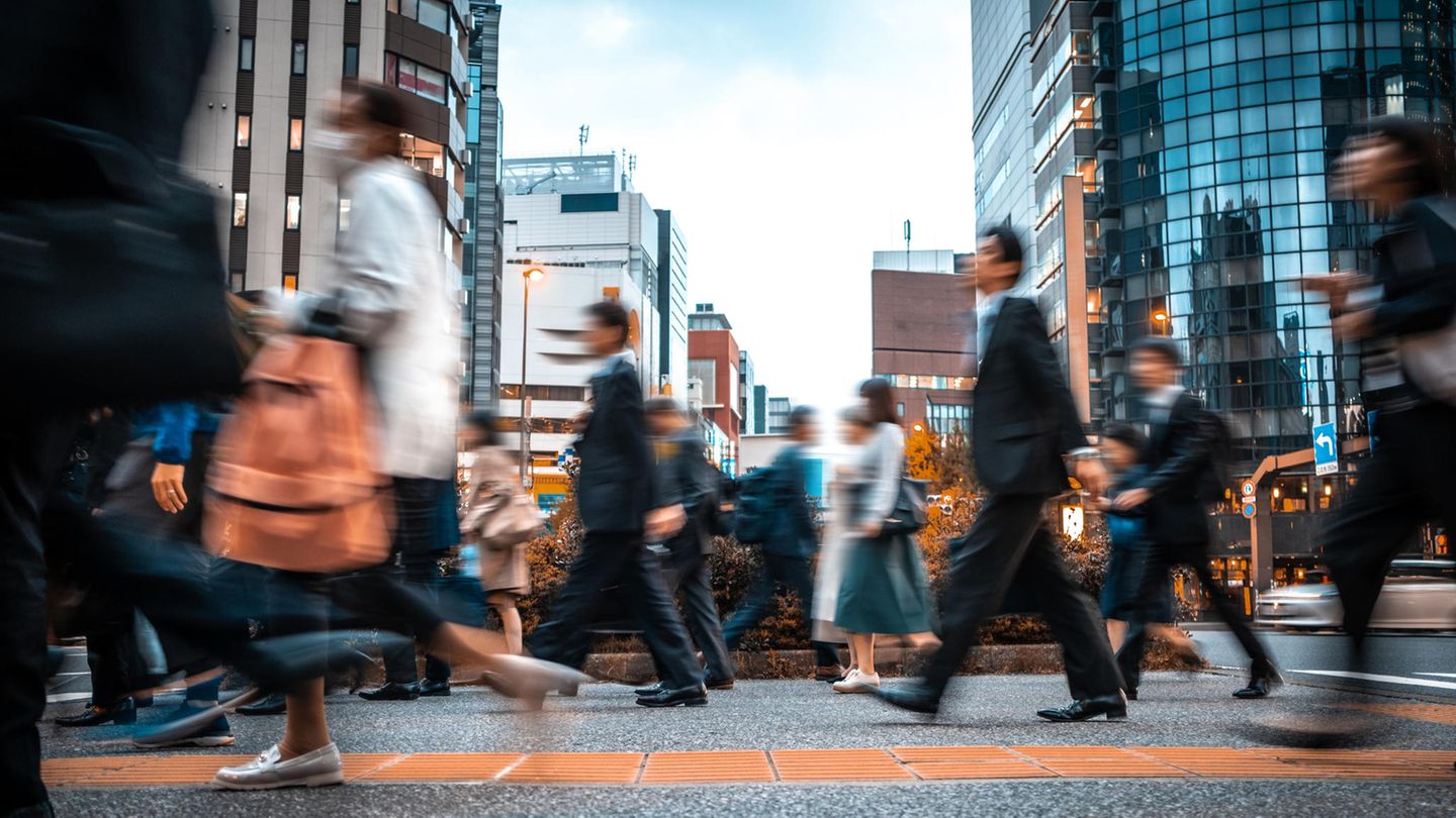 Menschen in Japan auf dem Weg zur Arbeit