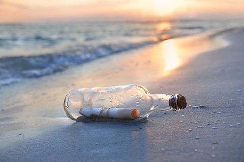 Flaschenpost liegt am Strand