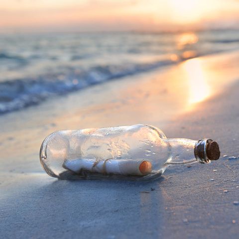 Flaschenpost liegt am Strand
