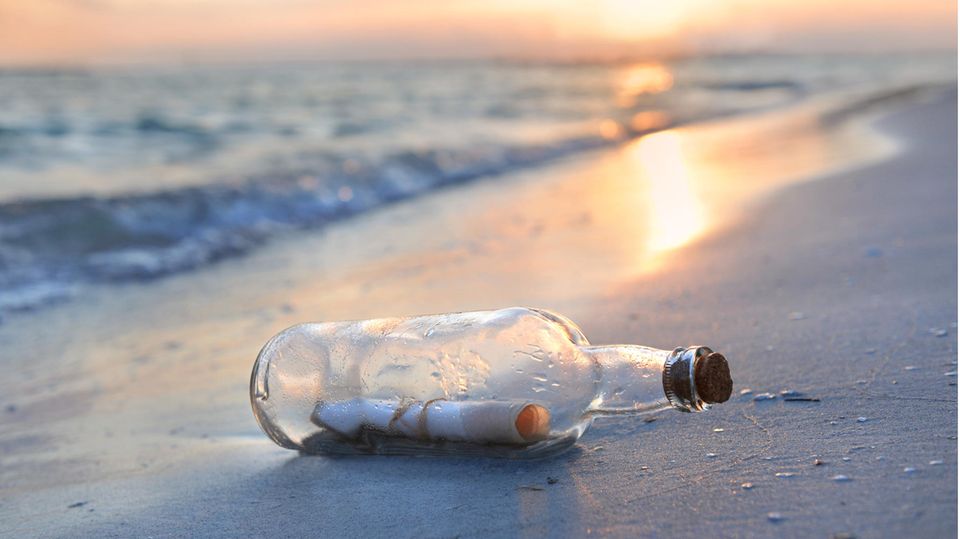 Flaschenpost liegt am Strand