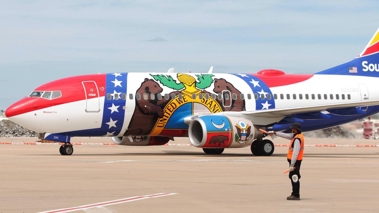Eine der regelmäßigen Sonderbemalungen: Zum 30-jährigen Bestehen von Flügen nach St. Louis in Missouri präsentierte Southwest Airlines eine Boeing 737 mit dem Wappen des Bundesstaates auf dem Rumpf.