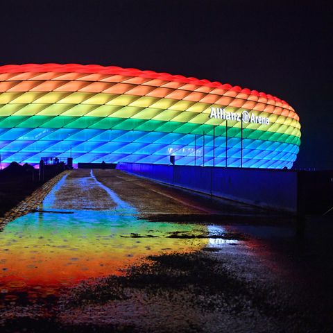 Pressefreiheit : Regenbogen-Arena als Zeichen an Orbán? So beeinträchtigt Ungarns Anti-Homosexuellen-Politik die Medien