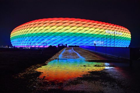 Pressefreiheit : Regenbogen-Arena als Zeichen an Orbán? So beeinträchtigt Ungarns Anti-Homosexuellen-Politik die Medien