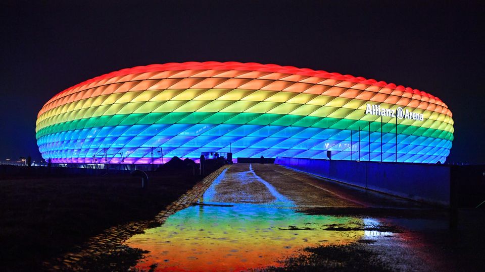 Pressefreiheit : Regenbogen-Arena als Zeichen an Orbán? So beeinträchtigt Ungarns Anti-Homosexuellen-Politik die Medien