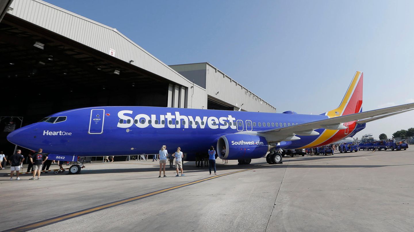 In der gegenwärtigen Lackierung ist der weiße Schriftzug auf den blauen Rumpf gewandert. Southwest Airlines verfügt über die größte Flotte von Boeing 737 mit knapp 750 Jets der Typen 737-700, 737-800 und 737 Max 8.