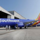 In der gegenwärtigen Lackierung ist der weiße Schriftzug auf den blauen Rumpf gewandert. Southwest Airlines verfügt über die größte Flotte von Boeing 737 mit knapp 750 Jets der Typen 737-700, 737-800 und 737 Max 8.