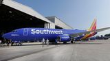 In der gegenwärtigen Lackierung ist der weiße Schriftzug auf den blauen Rumpf gewandert. Southwest Airlines verfügt über die größte Flotte von Boeing 737 mit knapp 750 Jets der Typen 737-700, 737-800 und 737 Max 8.
