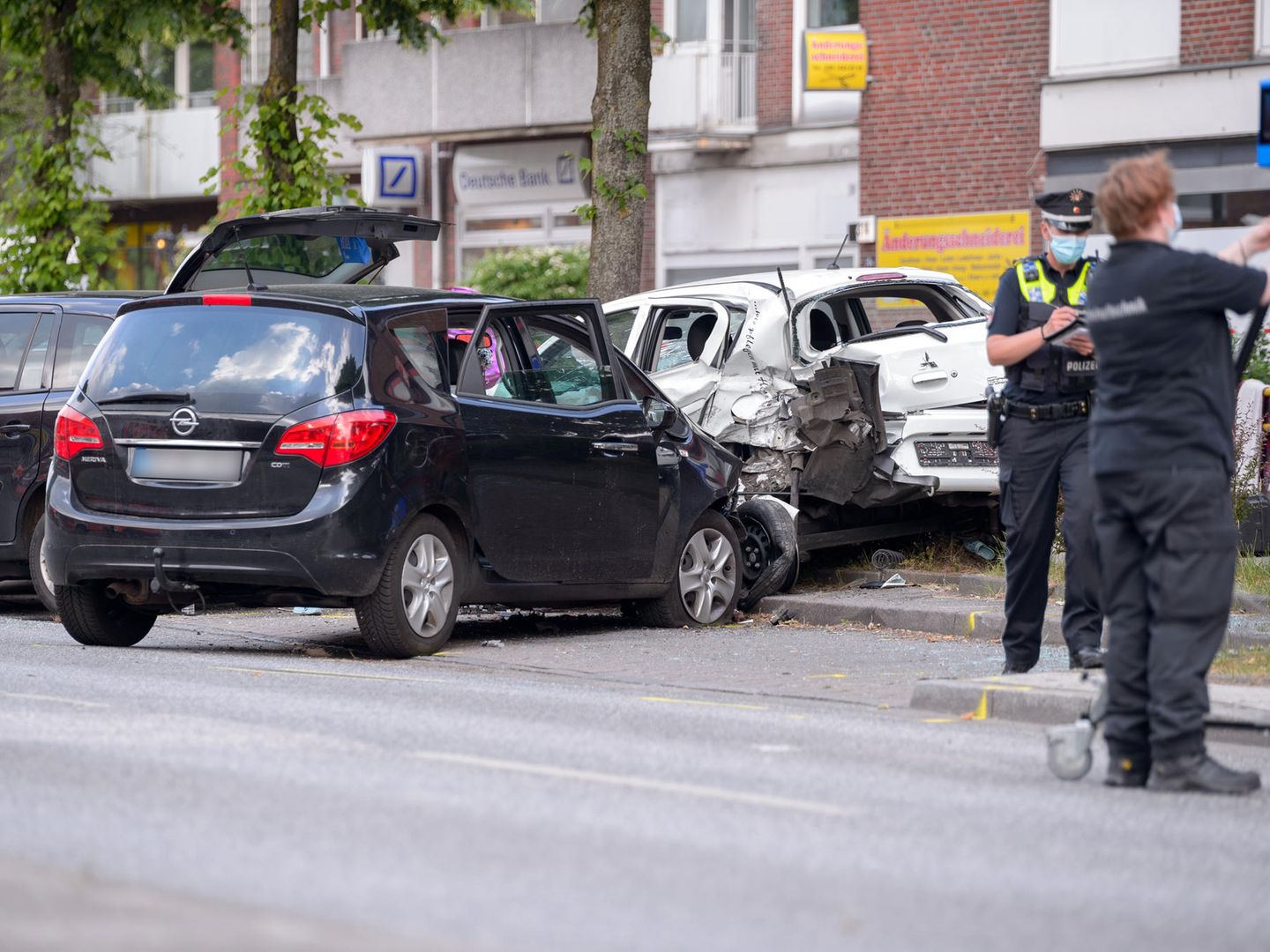 Hamburg: Radfahrerin von Auto erfasst: 33-Jährige knallt mit Kopf