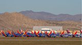 Als Großkunde von Boeing war Southwest Airlines besonders von dem weltweiten Flugverbot der Boeing 737 Max betroffen und musste bereits ausgelieferte Exemplare des Problemfliegers in der kalifornischen Wüste parken. Dann kam die durch Covid-19 verursachte Luftfahrtkrise, und Hunderte von Jets mussten am Boden bleiben.