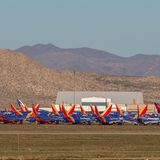 Als Großkunde von Boeing war Southwest Airlines besonders von dem weltweiten Flugverbot der Boeing 737 Max betroffen und musste bereits ausgelieferte Exemplare des Problemfliegers in der kalifornischen Wüste parken. Dann kam die durch Covid-19 verursachte Luftfahrtkrise, und Hunderte von Jets mussten am Boden bleiben.