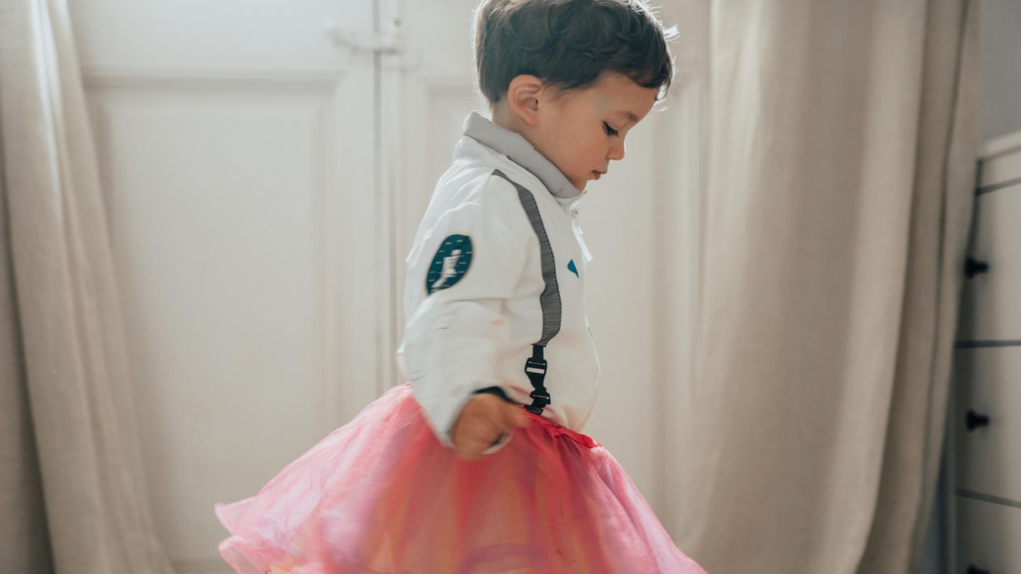 Ein kleiner Junge trägt ein rosanes Tutu