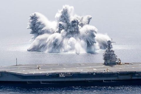 USS Gerald R. Ford beim "Full Ship Shock Trail" vor der Küste Floridas