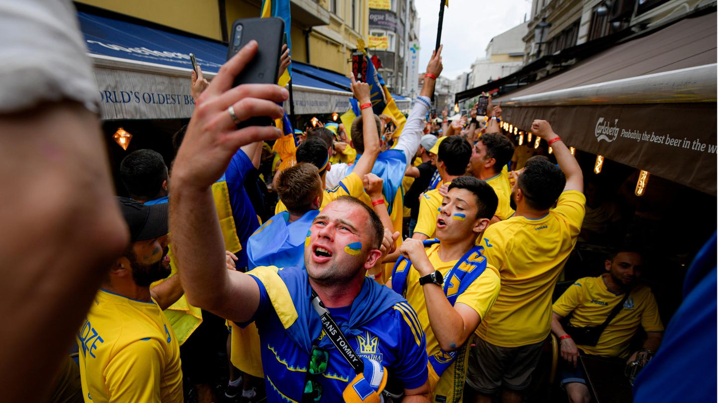 Fans aus der Ukraine beim Feiern in Bukarest