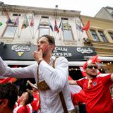 Österreichische Fans feiern in Bukarest