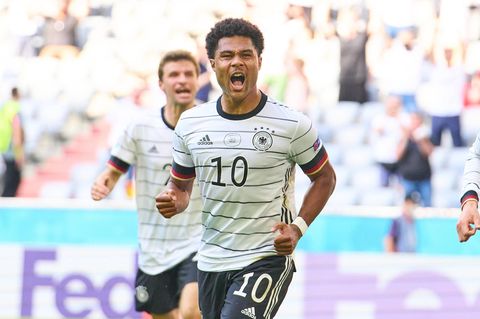 Müller und Sané auf dem Platz