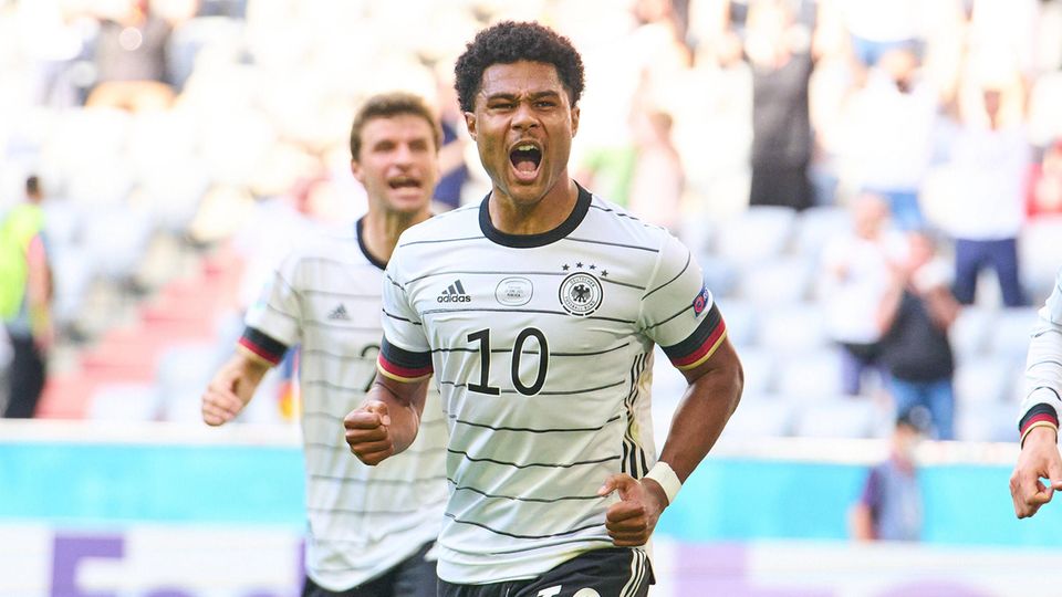 Müller und Sané auf dem Platz