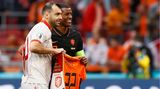 Wijnaldum überreicht Pandev ein Oranje-Shirt mit der Nr. 122