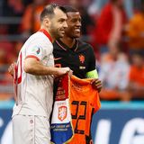 Wijnaldum überreicht Pandev ein Oranje-Shirt mit der Nr. 122