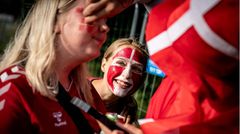 Dänische Fans lassen sich vor dem EM-Spiel gegen Russland schminken