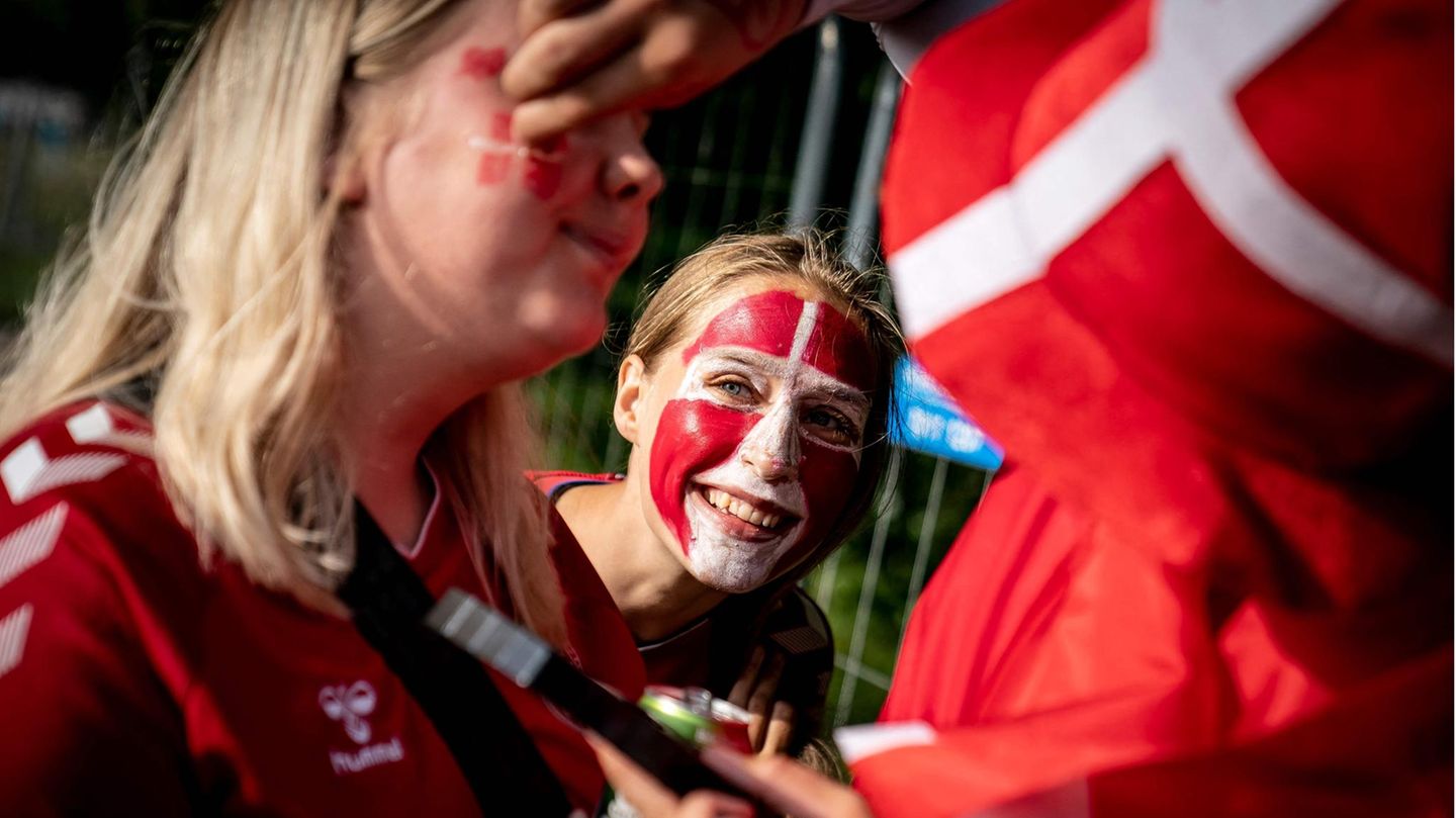 Dänische Fans lassen sich vor dem EM-Spiel gegen Russland schminken