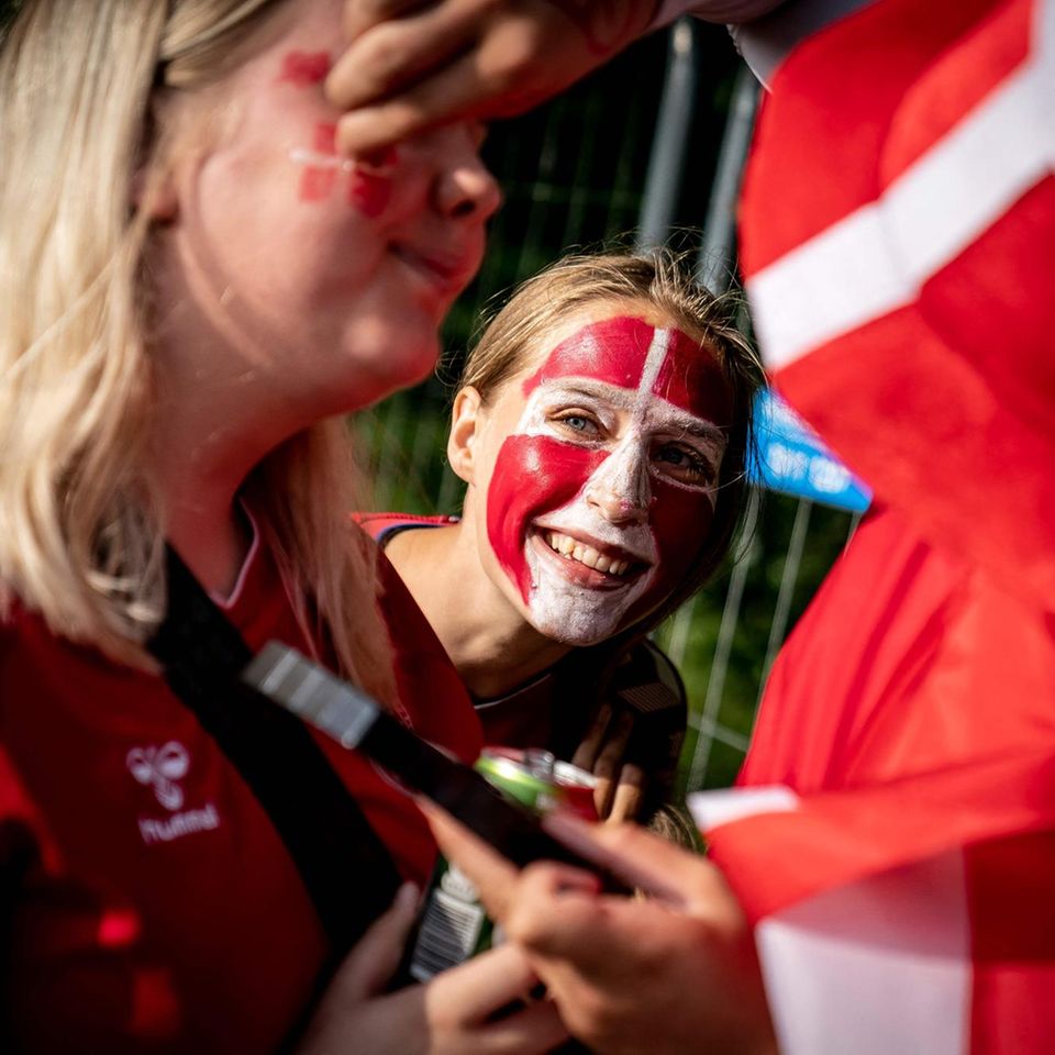 Dänische Fans lassen sich vor dem EM-Spiel gegen Russland schminken