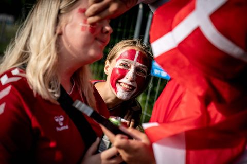 Dänische Fans lassen sich vor dem EM-Spiel gegen Russland schminken