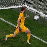 Lukas Hradecky springt der Ball an die Hand