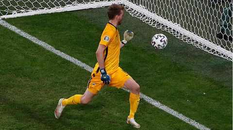 Lukas Hradecky springt der Ball an die Hand