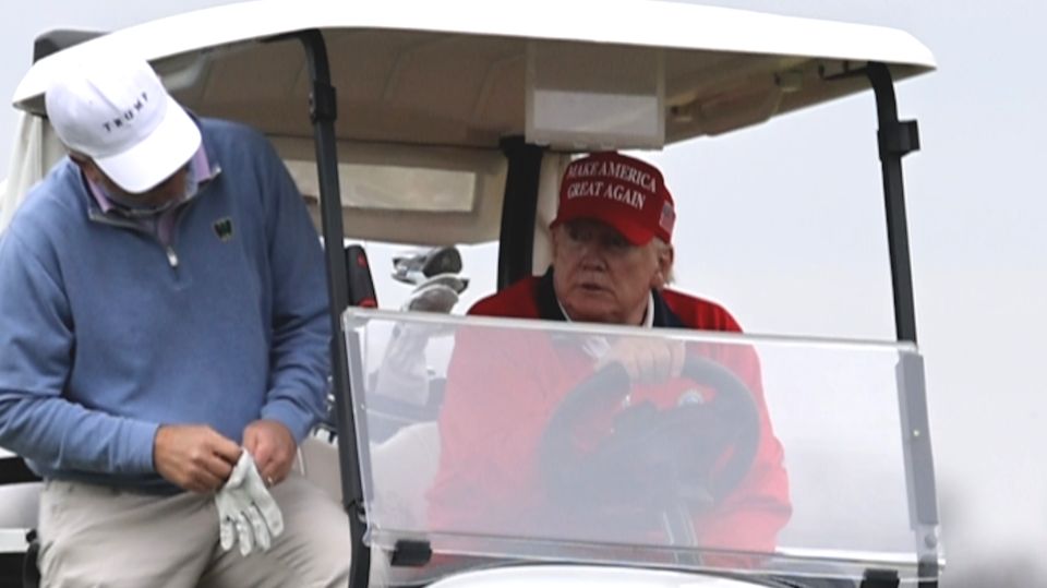 Donald Trump Der ehemalige US-Präsident Donald Trump sitzt im Golfwagen.