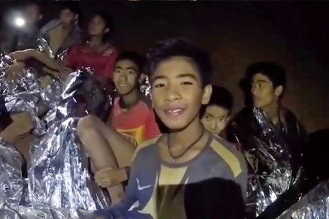 Ein Videostandbild der Royal Thai Navy Seals zeigt die in der Höhle eingeschlossenen Jugendlichen der Fußballmannschaft 