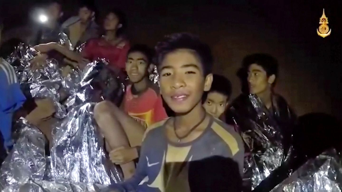 Ein Videostandbild der Royal Thai Navy Seals zeigt die in der Höhle eingeschlossenen Jugendlichen der Fußballmannschaft 
