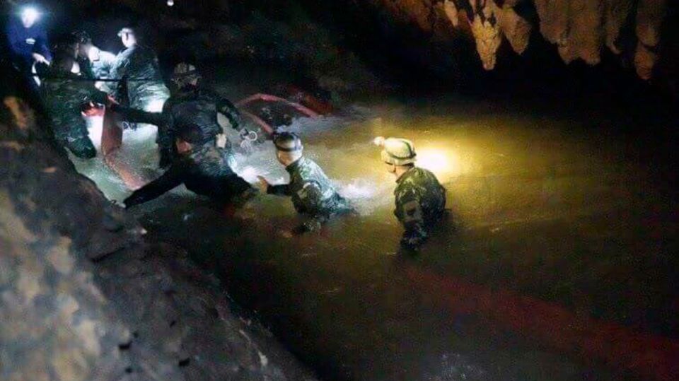 Höhle Thailand Retter machen sich in der Höhle auf die Suche nach den Vermissten (Archivbild)