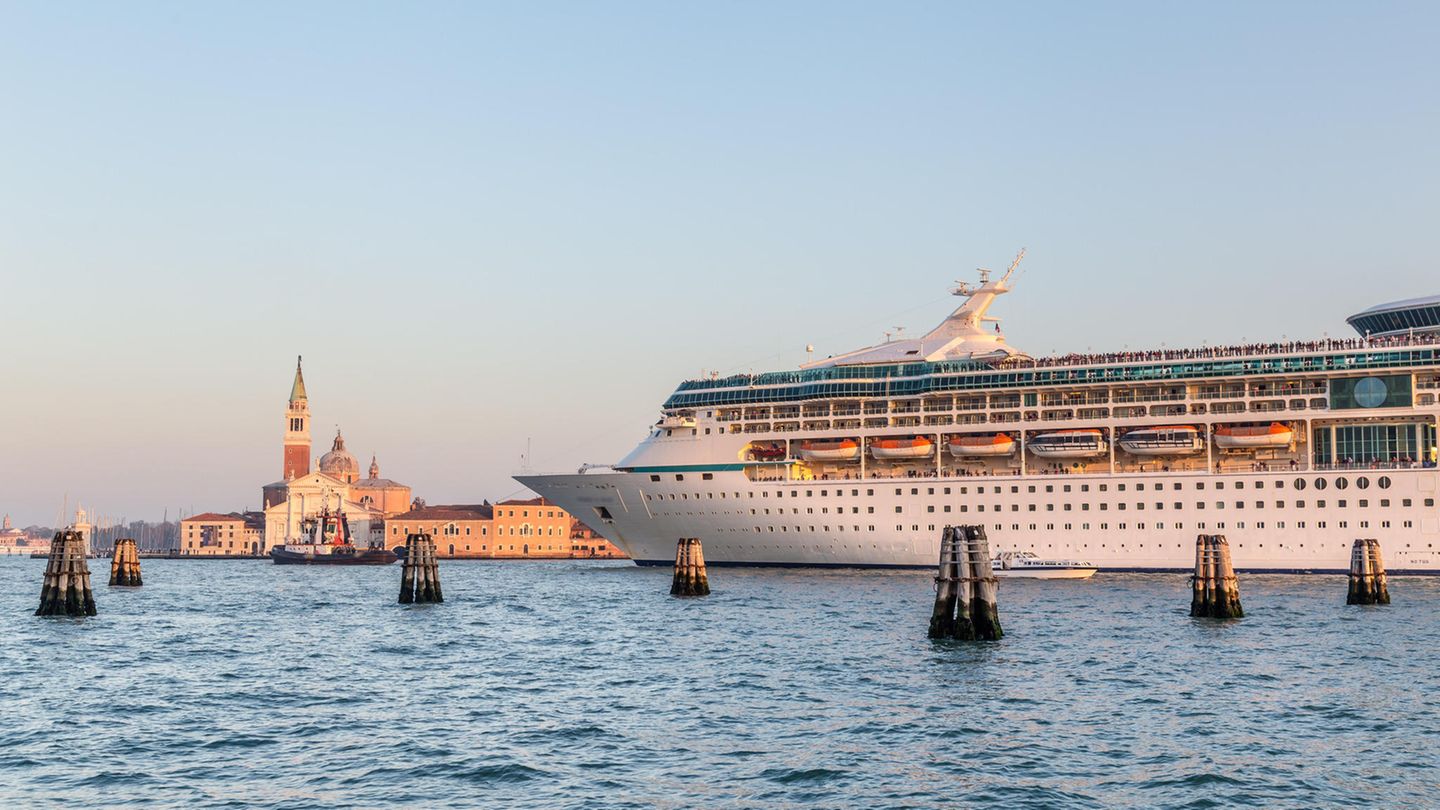 Ein Kreuzfahrtschiff fährt durch die Lagune von Venedig