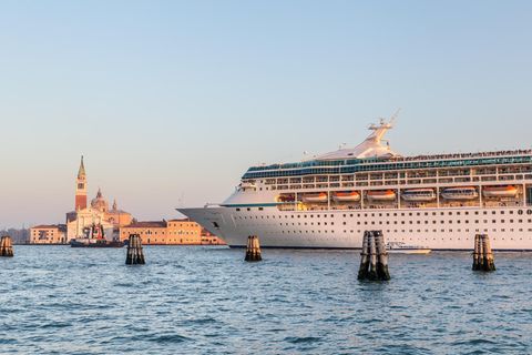 Ein Kreuzfahrtschiff fährt durch die Lagune von Venedig
