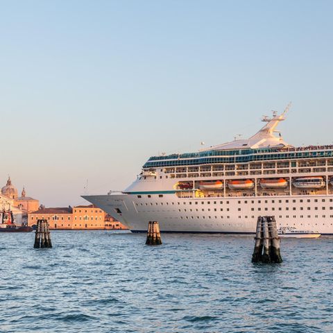 Ein Kreuzfahrtschiff fährt durch die Lagune von Venedig