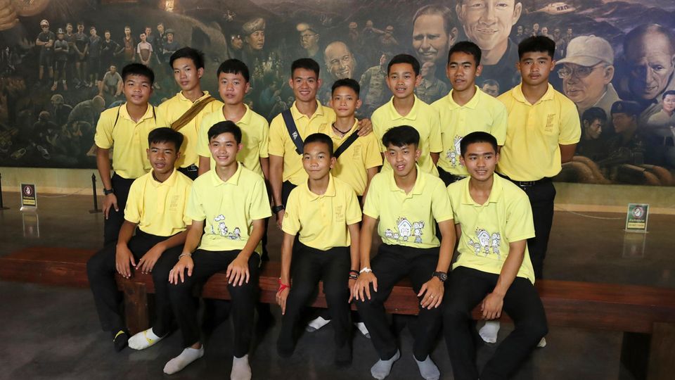 Die zwölf Jungs der Fußballmannschaft der "Wildschweine" aus Mae Sai und ihr ehemalige Fußballtrainer Ekkapol Chanthawong