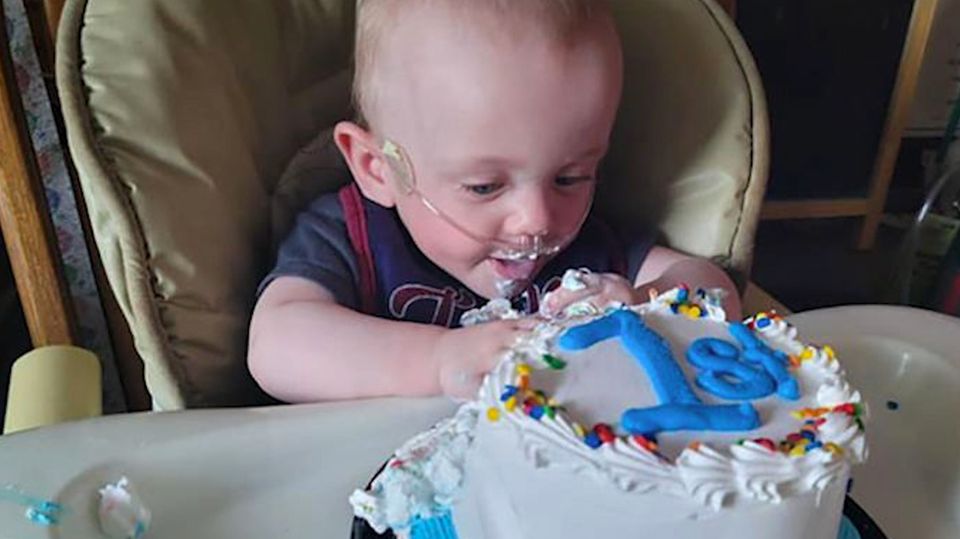 Robert Hutchinson Frühchen Robert Hutchinson überlebt und feiert seinen ersten Geburtstag, obwohl er 131 Tage zu früh zur Welt kam.