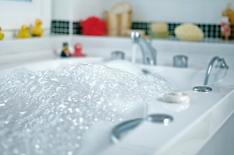 Ein zweijähriger ist in Australien in eine Badewanne geklettert und ist eingeschlafen.