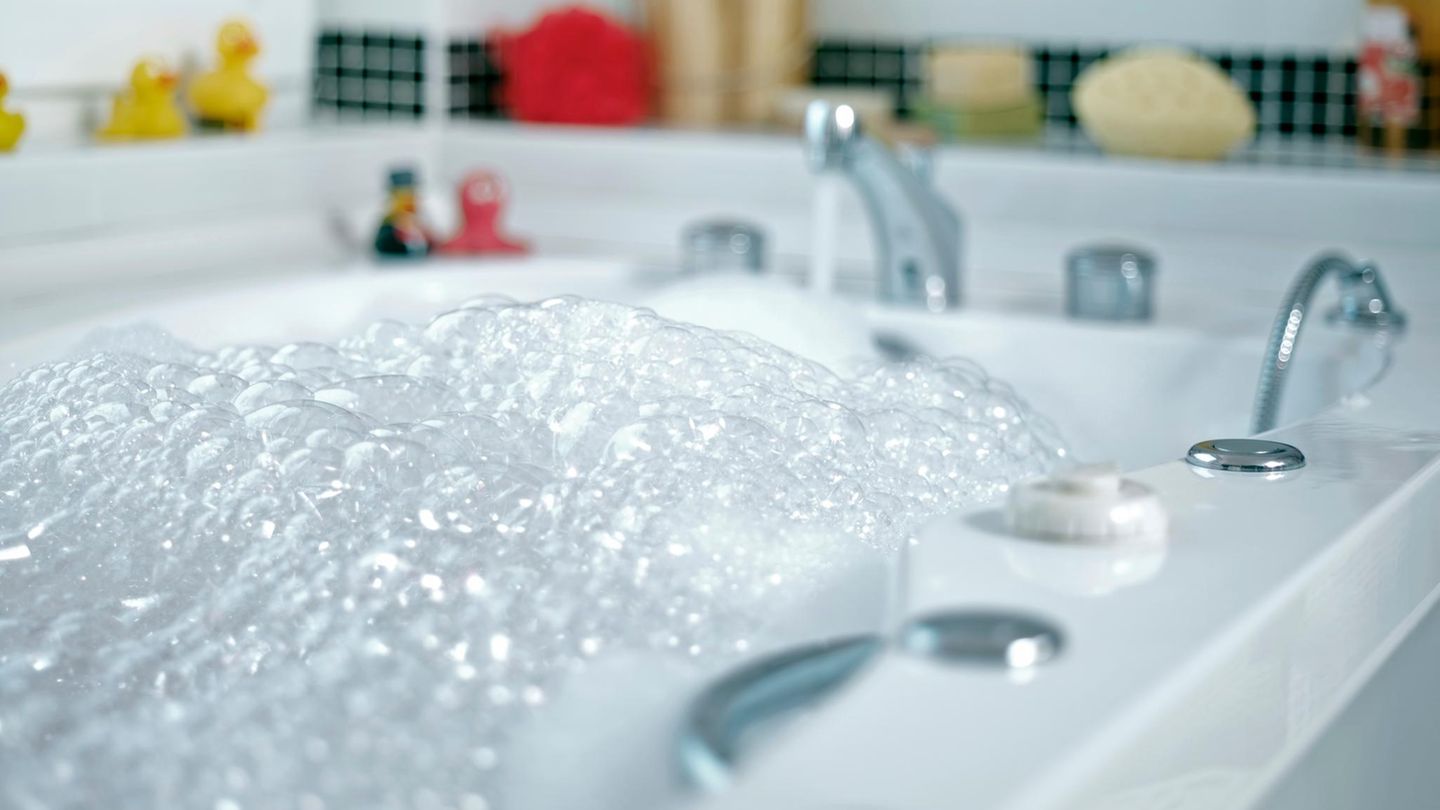 Ein zweijähriger ist in Australien in eine Badewanne geklettert und ist eingeschlafen.