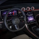 Der Touchscreen ist sechs Grad zum Fahrer geneigt