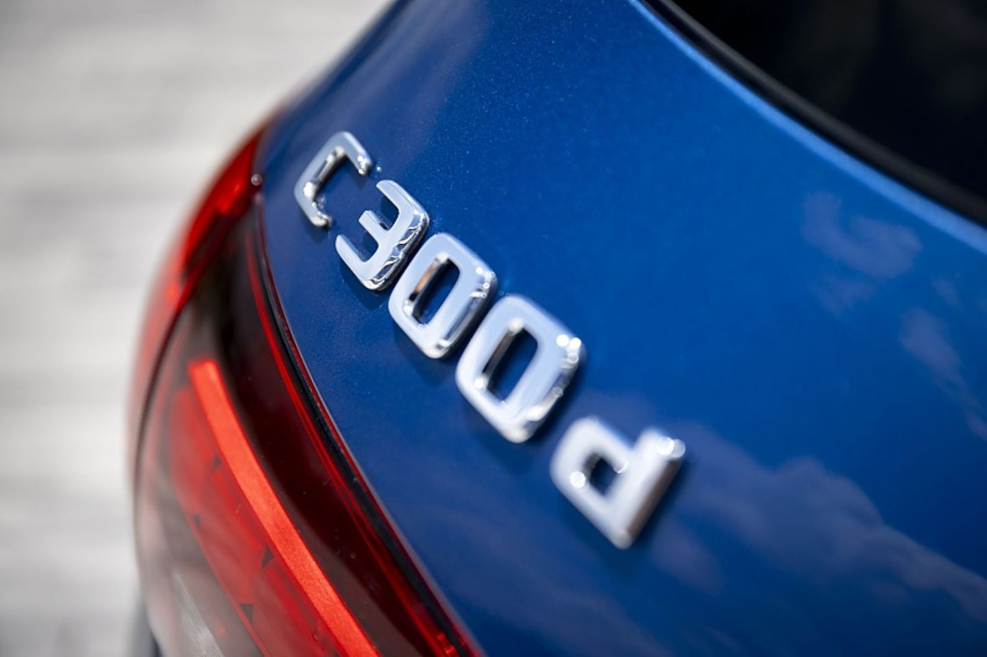 Der Mercedes C 300 d T-Modell kostet mindestens 53.966,50 Euro