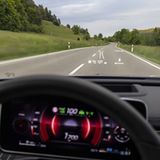 Auch die Mercedes C-Klasse hat ein virtuelle Head-up Display, allerdings ist das projizierte Bild nicht so groß, wie bei der S-K