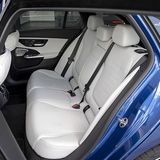 Im Fond ist dank des um 2,5 Zentimeter gewachsenen Radstand viel Platz