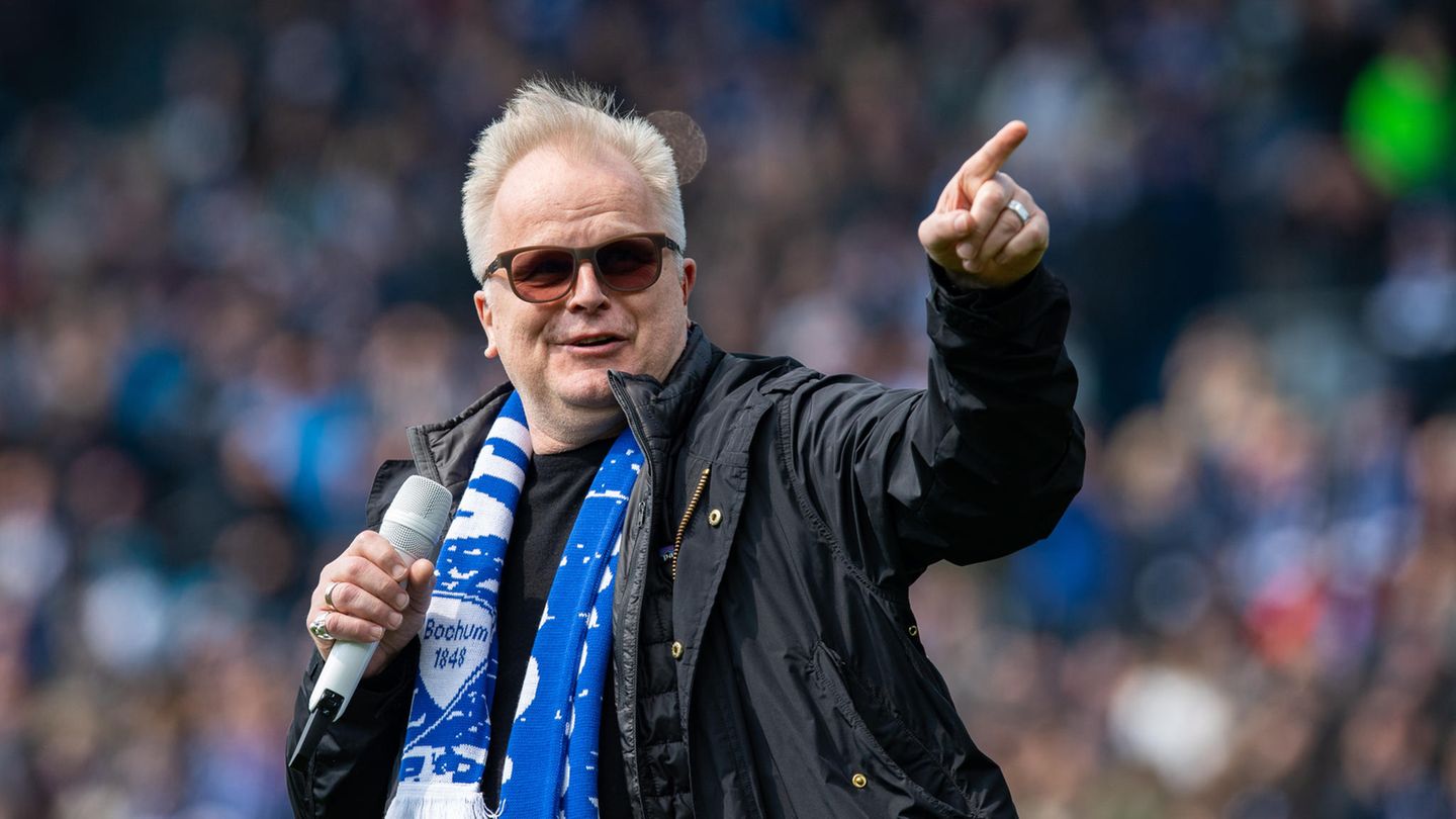 Herbert Grönemeyer singt und trägt einen Schal des Fußballvereins VfL Bochum