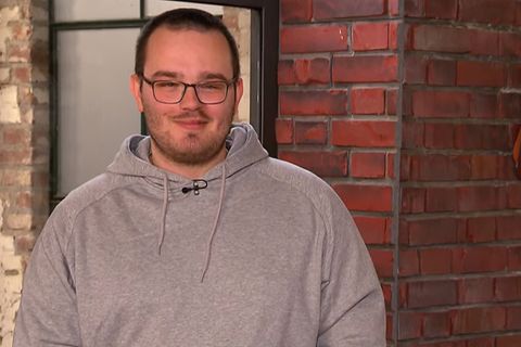 Jean Luc Rothenberg steht im Studio von Bares für Rares in Pulheim
