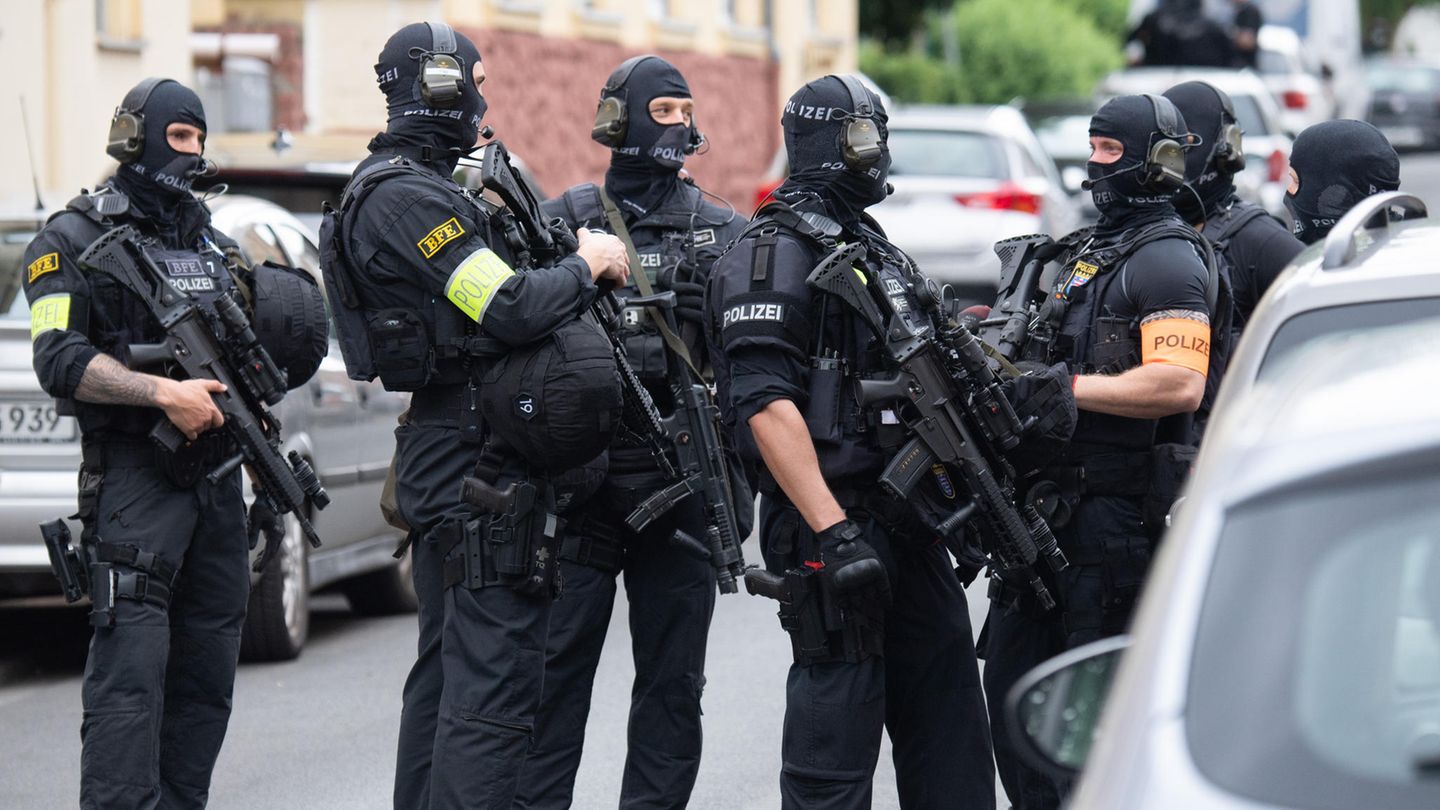 Schwer bewaffnete Polizisten sichern eine Straße in Frankfurt